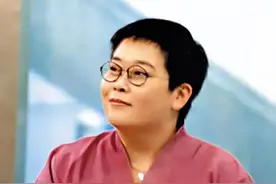 央视胖主持张越：提携韩红，一度靠追债生活，57岁未婚让人心疼图片
