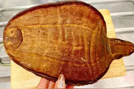 香港主妇晒出收藏42年的“花胶”，色泽已由浅黄变成“血燕色”图片