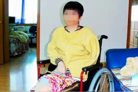 05年，广西女子在火车上踩空地板掉入铁轨，索赔570万，结局如何图片