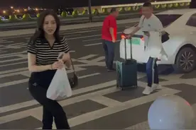 娜扎又喜提热搜，机场送粉丝酸奶称自己带不进去，网友怒喷情商低图片