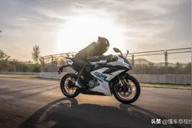 新车 | 售价19980-21580元，单/双摇臂可选，新款春风250SR上市图片