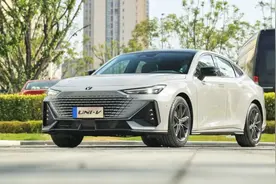 大尾翼+真排气，年轻人专属的运动家轿，10万出头就能买图片