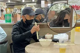 66岁周润发现身小饭馆，身形消瘦头发花白，独自吃平价面显低调图片