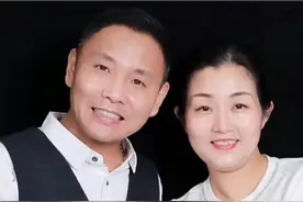 43岁男星被前妻控诉家暴，本人晒一家三口合照回应，态度模糊不清图片