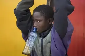 非洲贫民窟“僵尸之城”：年轻人吸食胶水航空燃油，只为虚无快乐图片