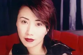 李翊君21岁女儿出道，穿短裤走秀美腿吸睛，父母穿情侣装到场支持图片