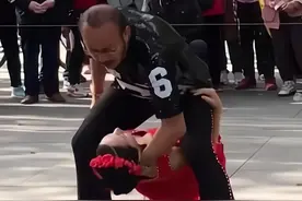 大妈居然挂在大爷身上跳舞？丑陋不堪的广场舞，早该有人管管了图片
