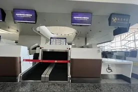 无高差托运、低位柜台……北京两大机场服务旅客无障碍出行图片