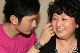 黄晓明母亲：曾看好baby，心疼儿子婚姻坎坷，如今只盼孙子健康图片