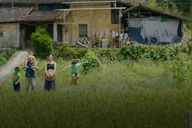 小夫妻过“原始”生活12年：亲手接生三个孩子，在山里自给自足图片