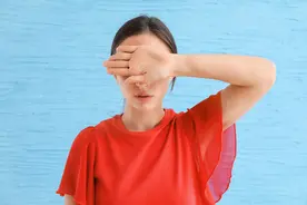 民间说“左眼跳财，右眼跳灾”，其实是错误的，眼皮跳是在提醒你图片