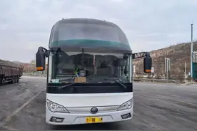 长途客车私自加装油箱，乘客坐在“炸弹”上出行，危险！图片