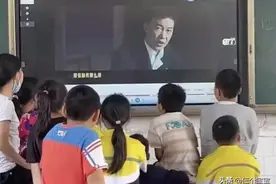 听说，全国小孩都迷恋《孤勇者》？因为成长的委屈，都让它唱尽了图片