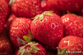 洗草莓时，有人用盐，有人用面？老果农：都不对，教你最正确方法图片