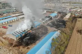 燃放烟花爆竹瞬间点燃废品堆！这些安全知识要知道→​图片