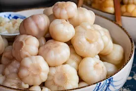 腌糖蒜，只放糖和醋不正宗，只需多加1样，更酸甜更爽脆，耐保存图片