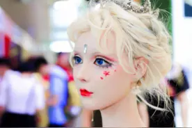 真人芭比网红迪丽拉，曾在节目上否认整容，结果吃饭都不敢张嘴？图片