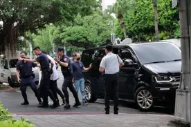 52岁男星被传唤！超20名女性指控猥亵，民众挤爆大门狂骂“垃圾”图片