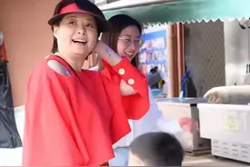 50岁袁立退圈后现身贫民区，打扮艳丽肿到认不出，小腹凸起引猜测图片