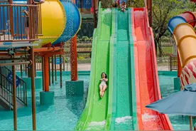 双人畅玩「30万㎡水乐园」，打卡570m长水上过山车图片