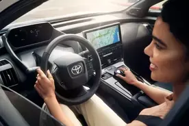 受缺芯影响，丰田将附赠的一个智能钥匙暂时改回传统钥匙图片