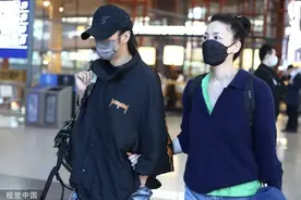 王菲、谢霆锋回北京「机场挽手」 男友轻拍她背包…泄情侣互动！图片