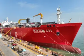 国船国造，中国首艘、全球最大LNG运输加注船完工交付图片