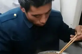 火车上用盆泡10袋方便面吃！农民工大哥回应了→图片