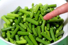 炒蒜苔，切记不要焯水和直接炒，教你一招，脆嫩入味，营养不流失图片