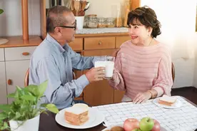 单身老人晚年，到底该不该选择搭伙？聪明的老人告诉你应该这样做图片