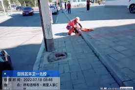 清理砖缝杂草 美化道路环境图片