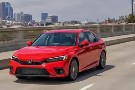 闯黄灯后突然变红灯，应该停下还是继续走？图片