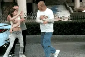 打人事情后续：光头男身份被爆出，难怪他敢如此豪横！图片