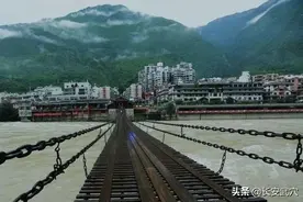 在300年前，古人在一年时间内，如何将40吨铁链安在大渡河上？图片