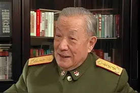 上将退休后，应邀出席有关重大活动，为何还能佩戴军衔图片