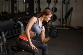 6个哑铃复合动作，塑造出色身材线条，让你保持冻龄状态图片