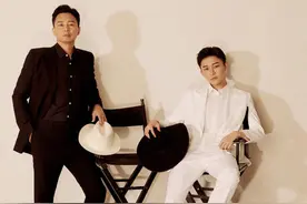 刘奕君儿子疑曝恋情，亲吻清秀美女同回住处，两人当众搂抱不撒手图片