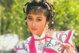 9版貂蝉吕布初见面，谁让吕布一眼动情，谁让吕布一脸尴尬图片