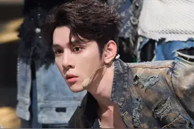 年入22亿，在舞台上又唱又跳的李佳琦，给普通人留条活路吧！图片