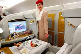 外国小哥第一次坐头等舱，全程被惊呆，网友：刘姥姥进大观园了图片