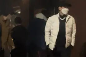 EXO边伯贤吴世勋机场照，忙内提LV蒙面难遮盛世美颜，二人真瘦了图片