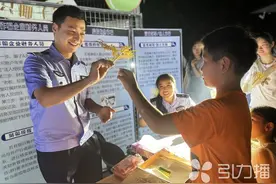 苏州文荟夜市上民警“摆摊” “反诈摊位”新颖有趣生意红火图片