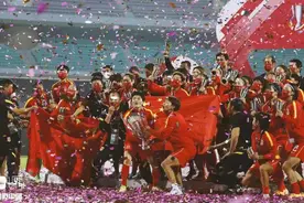 “头球建功的女足19号张琳艳，居然就是经常翘课的那位同学！”图片