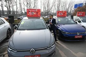 开着新车，回家过年！郑州车商春节前忙着“直播卖车”，有门店网销比例达到55%图片