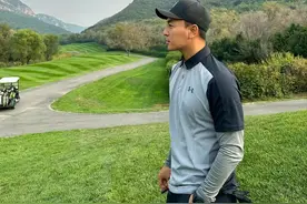 34岁释小龙晒照！穿百元衣手拿雪茄肌肉有型，下巴尖削撞脸汤镇业图片