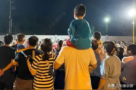 街头上演“少林”铁布衫，头“碎”啤酒瓶，长沙市民现场围观图片