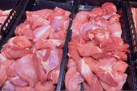 买猪肉时，旁边大妈专挑不瘦的买，摊主：这才是行家，你还别不信图片