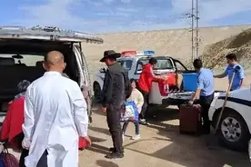 一家8口自驾游被困青海荒漠，其中4个老人俩娃！网友非常生气图片