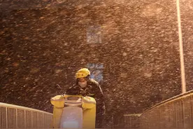 寒冬中的外卖骑手：无处可逃，还是不愿离场图片