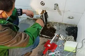 下水道连接处漏水怎么办？三招解决水管漏水的问题图片
